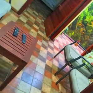 eine Aussicht über einen Tisch und einen Stuhl in der Unterkunft Casa em Milagres in São Miguel dos Milagres