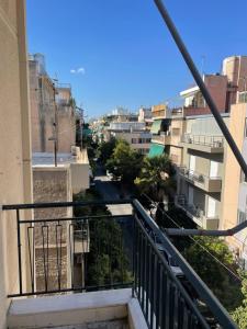 einen Blick vom Balkon eines Gebäudes in der Unterkunft Biophylic - 3bdr apartment in Athen