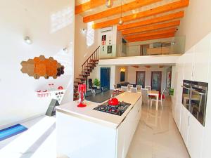 Fotografie z fotogalerie ubytování Beautiful large Sea Front Duplex Loft v destinaci Kalkara
