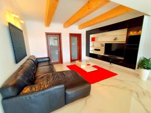 Postel nebo postele na pokoji v ubytování Beautiful large Sea Front Duplex Loft