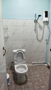 een badkamer met een toilet en een douche bij Sappermpool Homestay Buengkhonglong 
