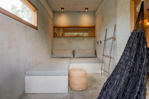 a room with a bed and a hammock in it at Villa Mango Jeri in Jericoacoara