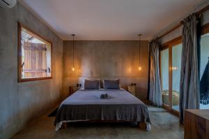 a bedroom with a bed and a window at Villa Mango Jeri in Jericoacoara