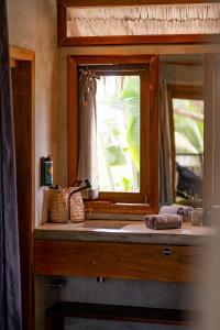 a bathroom with a window and a sink at Villa Mango Jeri in Jericoacoara