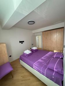 Un dormitorio con una gran cama púrpura con sábanas púrpuras. en - SERENITY Apartment - en Skopje