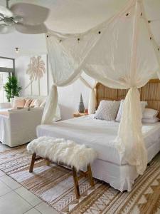 WanderLust - Little Slice of Heaven on Macrossan Str客房内的一张或多张床位