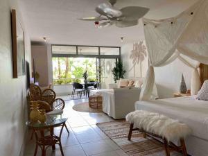 WanderLust - Little Slice of Heaven on Macrossan Str客房内的一张或多张床位