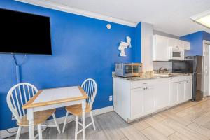 Kuchyň nebo kuchyňský kout v ubytování Direct oceanfront view 8th floor, king size bed, largest pool in Daytona Beach !