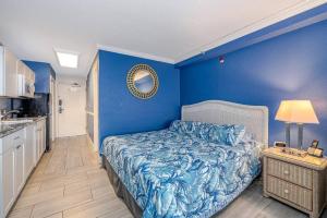 Postel nebo postele na pokoji v ubytování Direct oceanfront view 8th floor, king size bed, largest pool in Daytona Beach ! + 44 fotografií