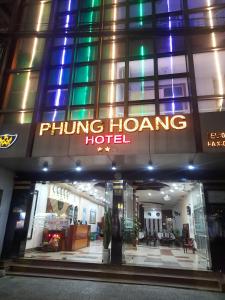 un bâtiment avec un panneau qui lit phung hong hotel dans l'établissement KHÁCH SẠN PHỤNG HOÀNG, à Quang Tri