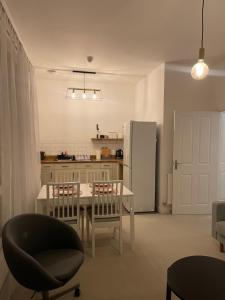 卡地夫的住宿－AptStays，厨房配有桌椅和冰箱。