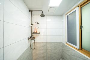 青浦小喜屋（西井街店）的带淋浴和玻璃门的浴室