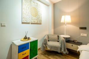 a bedroom with a desk and a chair in a room at 小喜屋（西湖街店） in Qingpu +37 photos