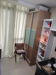 ein Zimmer mit einem Stuhl und einem Bücherregal in der Unterkunft My Space in Manila