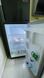 um frigorífico aberto com comida dentro em Cozy apartment in down town em Cairo