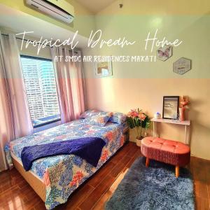 um quarto com uma cama e uma placa na parede em Tropical Home at SMDC Air Residences Makati em Manila