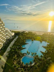 - une vue aérienne sur la piscine du complexe et la plage dans l'établissement The Arena Cam Ranh Resort all Luxury Service, à Miếu Ông