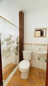 ein Badezimmer mit Toilette und Waschbecken in der Unterkunft Grande departamento cerca al Shopping y con garage in Santo Domingo de los Colorados