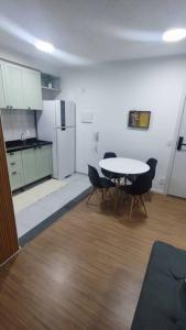 a kitchen with a table and chairs in a room at AP Allianz Parque Terminal Barra Funda in São Paulo