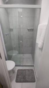 a small bathroom with a shower and a toilet at AP Allianz Parque Terminal Barra Funda in São Paulo