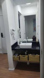 a bathroom with a sink and a mirror at AP Allianz Parque Terminal Barra Funda in São Paulo