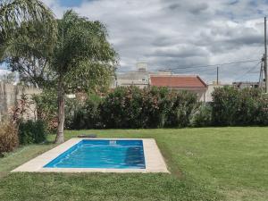 ein kleiner Pool in einem Garten mit einem Baum in der Unterkunft Lomas del Mirador in San Fernando del Valle de Catamarca