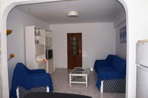 sala de estar con 2 sillas azules y mesa en Paraiso de Portimao, en Portimão