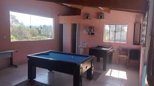 - un salon avec un billard et 2 tables dans l'établissement Casa com piscina, à Mairiporã