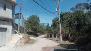 a dirt road with trees on the side of a house at Casa com piscina in Mairiporã
