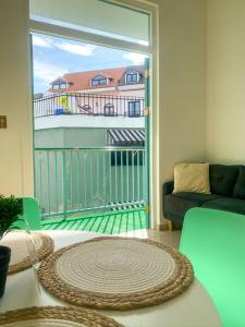 a living room with a view of a balcony at Luminoso y Acogedor Apto en Casco Viejo c/balcón in Panama City