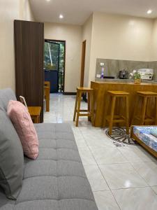 uma sala de estar com um sofá e uma cozinha em Studio Type Apartment 2 with Pool and Tennis Court em Alburquerque