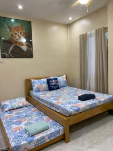 um quarto com duas camas e uma foto de gato na parede em Studio Type Apartment 2 with Pool and Tennis Court em Alburquerque