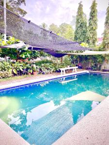- une piscine avec une table et un banc dans l'établissement Studio Type Apartment 2 with Pool and Tennis Court, à Alburquerque
