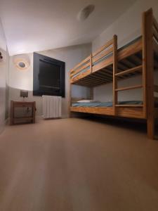 Ô Gîtes des Grands Chênes : غرفة نوم مع سرير بطابقين وتلفزيون بشاشة مسطحة