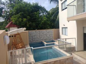 Cabañas OnBeach内部或周边的泳池