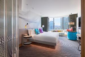 una camera con letto e una camera con vista di W Brisbane a Brisbane