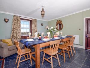 uma sala de jantar com mesa e cadeiras em Trefrane House-qc1119 em Roch