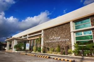 ein Gebäude mit einem Schild an der Seite in der Unterkunft La Piazza Hotel and Convention Center Inc. in Legazpi