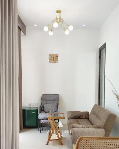 - un salon avec un canapé et une chaise dans l'établissement Villa Unik Dau Malang, à Malang