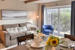 Зона вітальні в Elegant Apartment - View on Lake Tremblant & Mountain