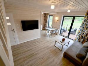 uma sala de estar com um sofá e uma televisão em New semi-detached house by the beach in Stepnica em Stepnica