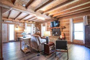 a living room with a couch and a fireplace at Charleys Cabin in Nashville