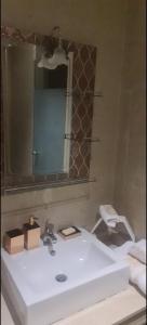 Ein Badezimmer in der Unterkunft Magnifique appartement Les perles de marrakech lux avec 2 piscines