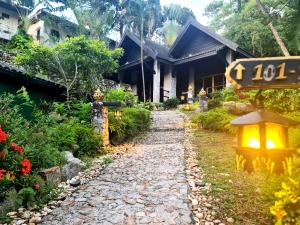 een stenen pad voor een huis met een lantaarn bij Boomerang Village Resort Kata in Kata Beach