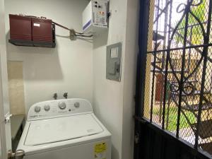 uma cozinha com um fogão e uma porta com uma janela em 5amazing Huge Nice Furnished Apt 2 Stay Longterm em Santo Domingo