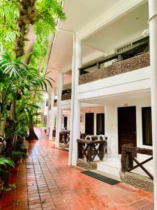 un patio de un edificio con plantas y una acera en White House Beach Resort, en Boracay