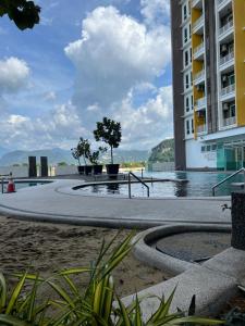 un edificio con árboles en medio de un patio en Ipoh Town Family Suite w Balcony[8pax]FREE Parking, en Ipoh