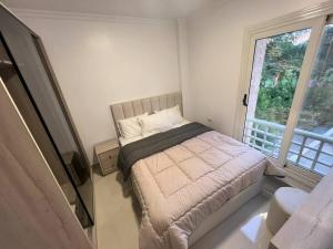 Un pat sau paturi într-o cameră la High quality apartment Madinty