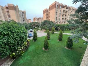 una vista aérea de un parque con árboles y edificios en High quality apartment Madinty en El Cairo