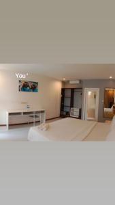 1 dormitorio con 1 cama grande y TV en Villa PhyPhy, en Gili Trawangan